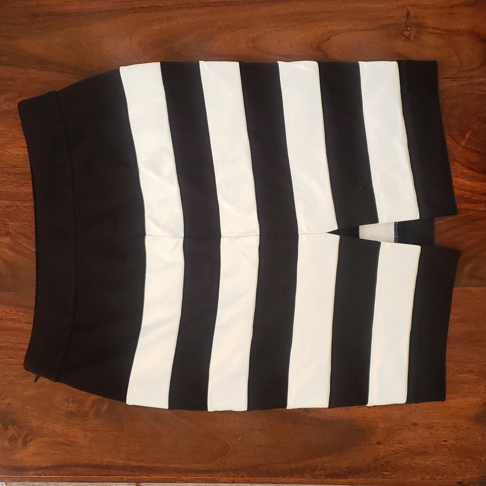 WHITE HOUSE BLACK MARKET & White Striped Pencil Skirt Bold Office | SIZE 4 - Picture 3 of 8